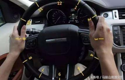 开车拐弯打方向最佳时机图解,打方向盘视频教程慢动作(1)