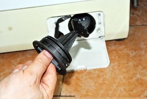 洗衣机右下角的排污口怎么清洗,(5)