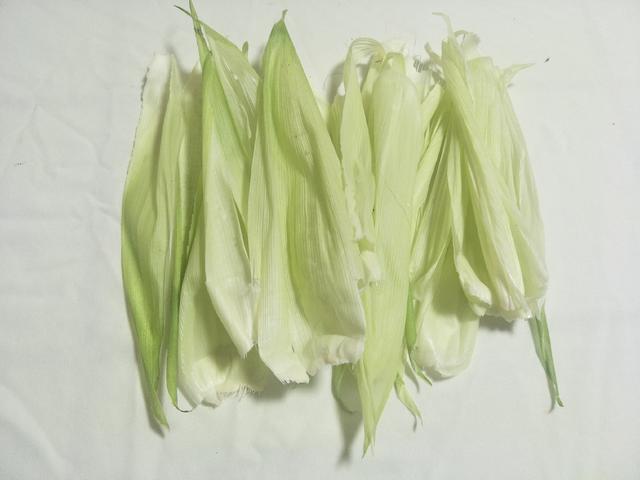 玉米玫瑰花卷,双色玫瑰花卷的做法大全图解(2)