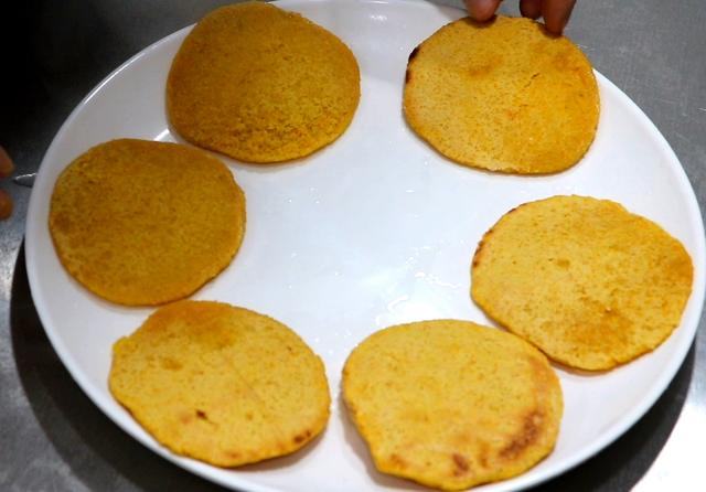 不加面粉的玉米饼锅贴,玉米饼子锅贴怎么做不用酵母(1)