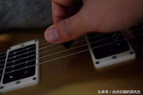 吉他拨片的正确位置,吉他拨片的正确使用方法图解(3)