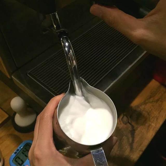 打奶泡怎样才能打得细腻,打奶泡最快方法(4)