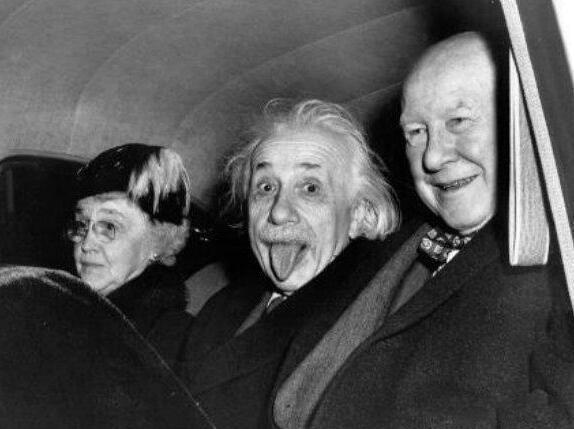 爱因斯坦吐舌头的由来,爱因斯坦吐舌头暗示着什么(1)
