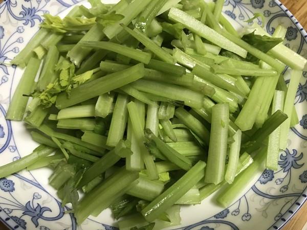 西红柿能不能和芹菜一起吃,西红柿芹菜能一起吃吗(2)