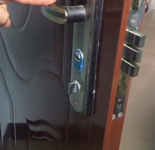 房门反锁最快解决方法,房门反锁了用钥匙打不开怎么办(2)