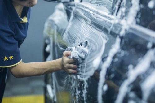 自己用水蜡洗车的步骤,正确洗车方法教程图解(2)