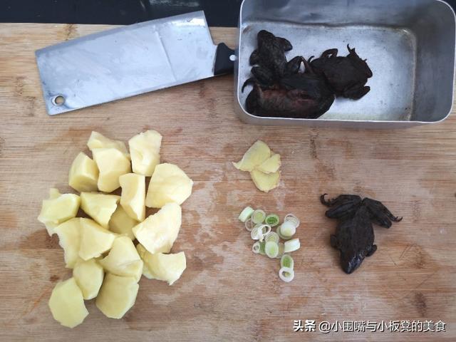 酱焖林蛙土豆的做法,林蛙烧土豆家常做法(2)