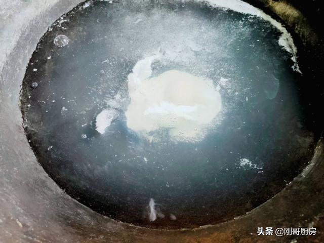煮荷包蛋怎么不散花,煮荷包蛋不散又不粘锅怎么煮(2)