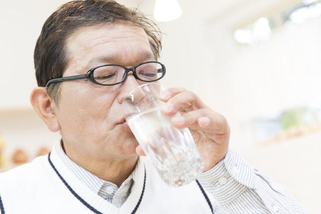 长期早晨空腹喝水有什么好处,三种喝水方法毁掉肾(5)
