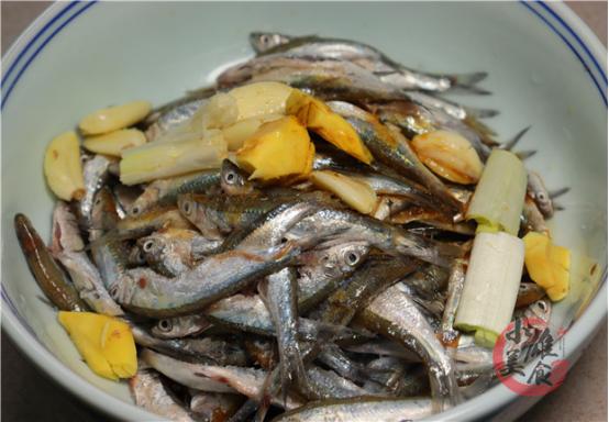 鱼酥的做法最正宗的做法,鱼酥的制作过程(2)