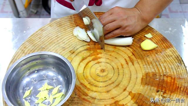 第一厨师阿飞清炒虾仁,冻虾仁炒鸡蛋的做法(2)