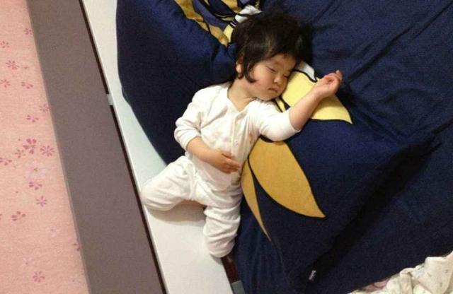 宝宝睡觉满床打滚睡不踏实,宝宝入睡总是满床打滚哭闹不安(1)