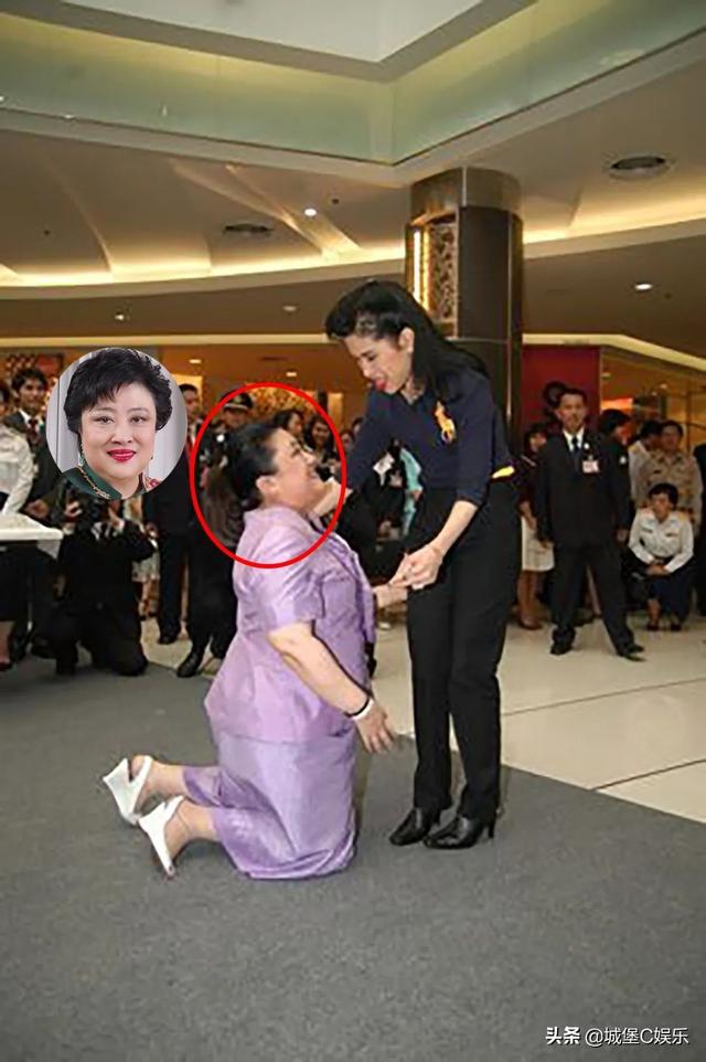 泰国国王加冕王妃跪拜,泰国王后跪拜国王吓一跳(3)