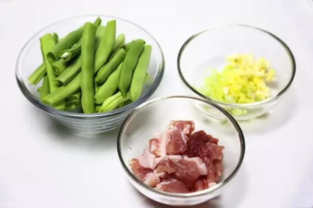 圆白菜焖面条的家常做法,圆白菜焖面的做法窍门(4)