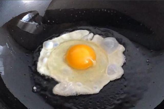 荷包蛋怎么煎不粘锅,煎鸡蛋不粘锅的技巧(5)