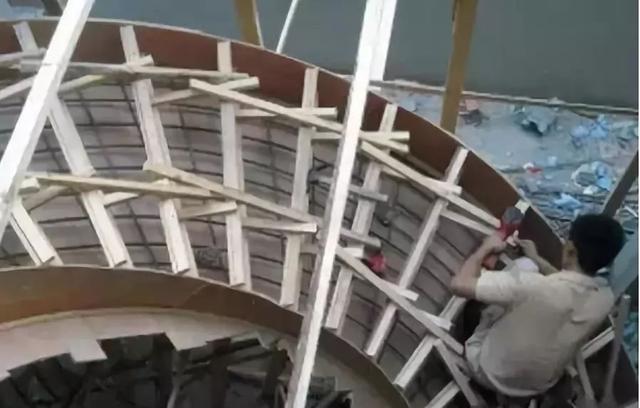 旋转楼梯钢筋怎么样绑,三折楼梯钢筋安装图解(4)