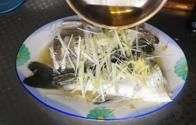 青菜蒸鲈鱼的正确做法,青菜蒸鲈鱼(4)