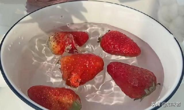 新鲜巧克力夹心草莓怎么做,教你简单做一个巧克力夹心草莓(3)