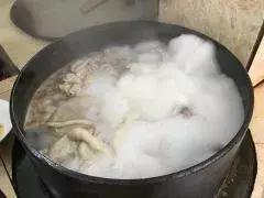 水汆羊肉片的做法,汆羊肉片汤步骤(2)