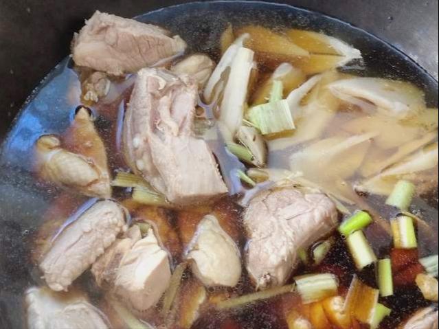 奶白排骨炖藕汤做法,排骨藕汤最简单的做法(4)