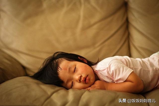 孩子总是趴着睡觉又磨牙,孩子晚上睡觉老是翻来覆去还磨牙(2)