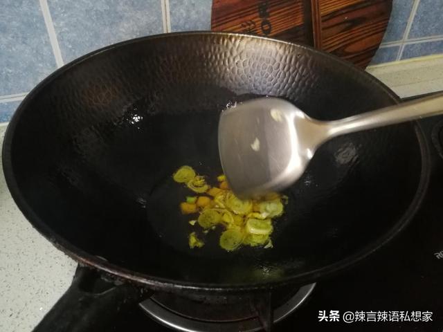 福建河鲜杂鱼煲做法,广东盐水杂鱼煲的做法(3)