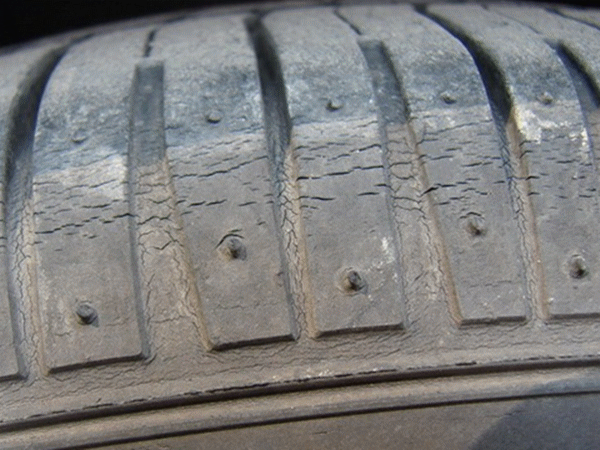 轮胎上有很多小裂纹还能用吗,轮胎凹槽有裂纹要换吗(2)