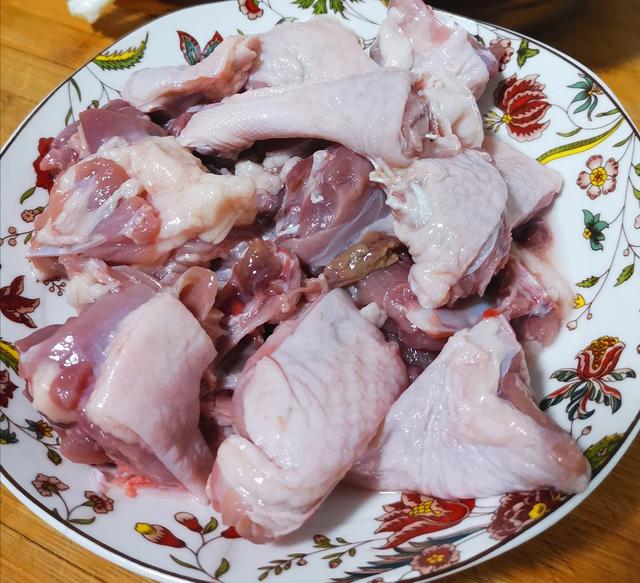 上海白斩三黄鸡的做法视频,正宗上海白斩鸡的制作方法(2)