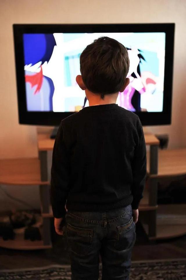 小学生一直看电视好吗,小学孩子能看电视吗(1)