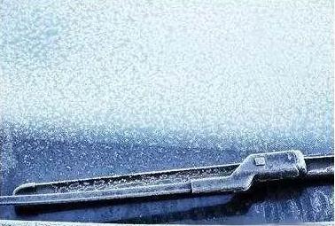 车内玻璃上霜是车出问题了吗,车玻璃内有雾怎么办(2)