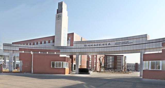 郑州枫杨外国语学校有几个大门,郑州枫杨外国语学校内部图片(1)