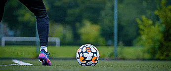 足球背身护球摆脱技巧,足球左右脚护球的正确方法(4)