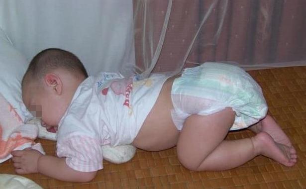 宝宝跪着睡觉是什么原因,脑瘫最明显的5个征兆(3)