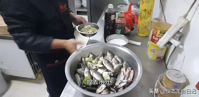 小酥鱼块的做法教程,油酥鱼块的制作方法(3)