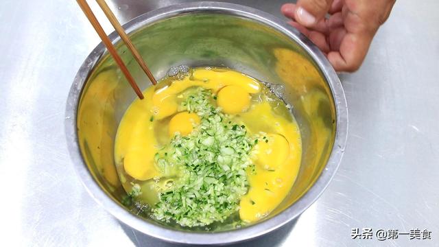 煎蛋饼制作方法,如何做煎蛋饼好吃又简单(2)