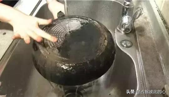 煤气灶烧的锅底全是黑灰怎么解决,煤气灶烧的锅底全是黑灰怎么去除(2)