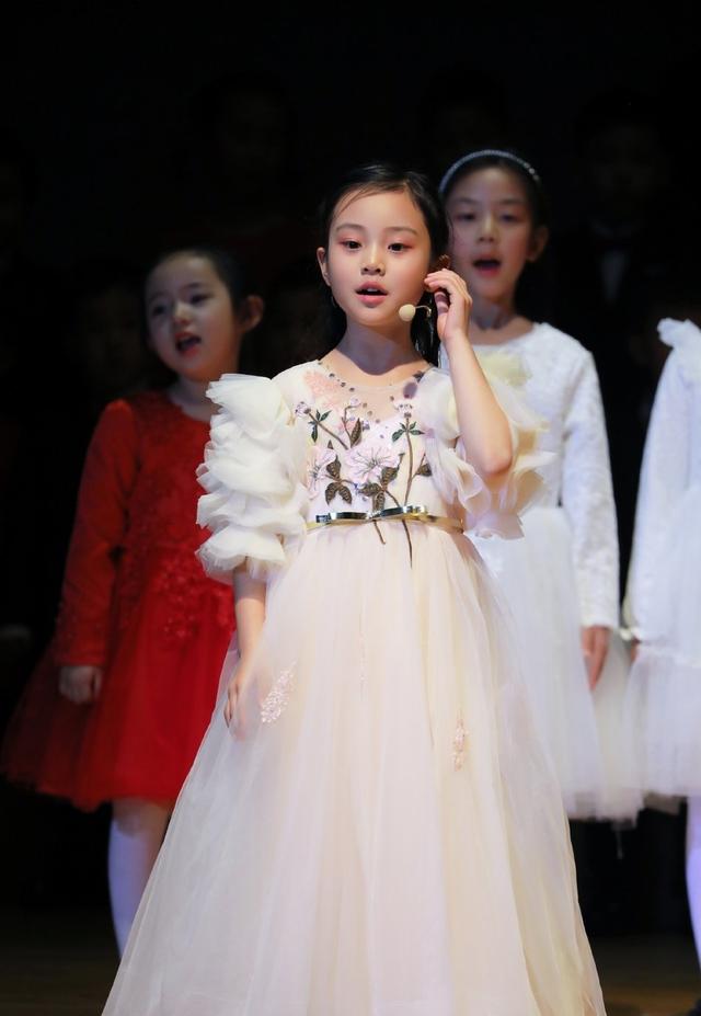 女童唱歌表演穿什么衣服,唱歌适合穿什么衣服(3)