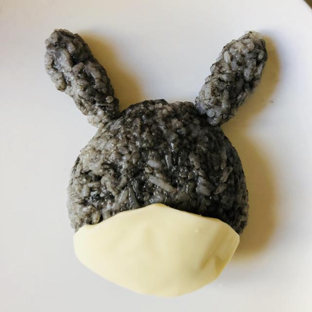 小兔子饭团的家常做法,兔子饭团的做法简单(4)