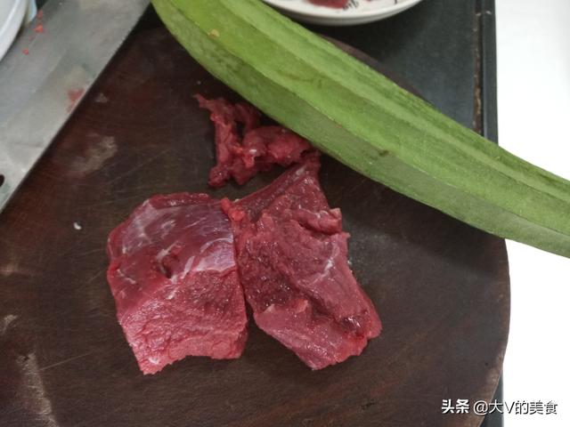 牛肉丝瓜怎么炒好吃又营养,丝瓜炒老牛肉最好吃的做法(2)
