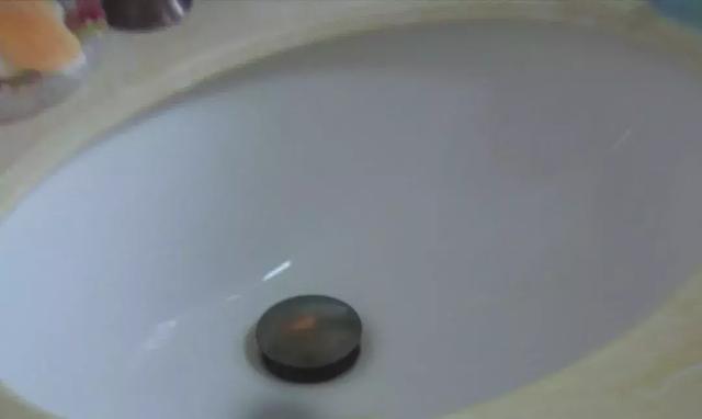 洗手池脏了用什么能洗干净,洗手池的污垢怎么清理(3)