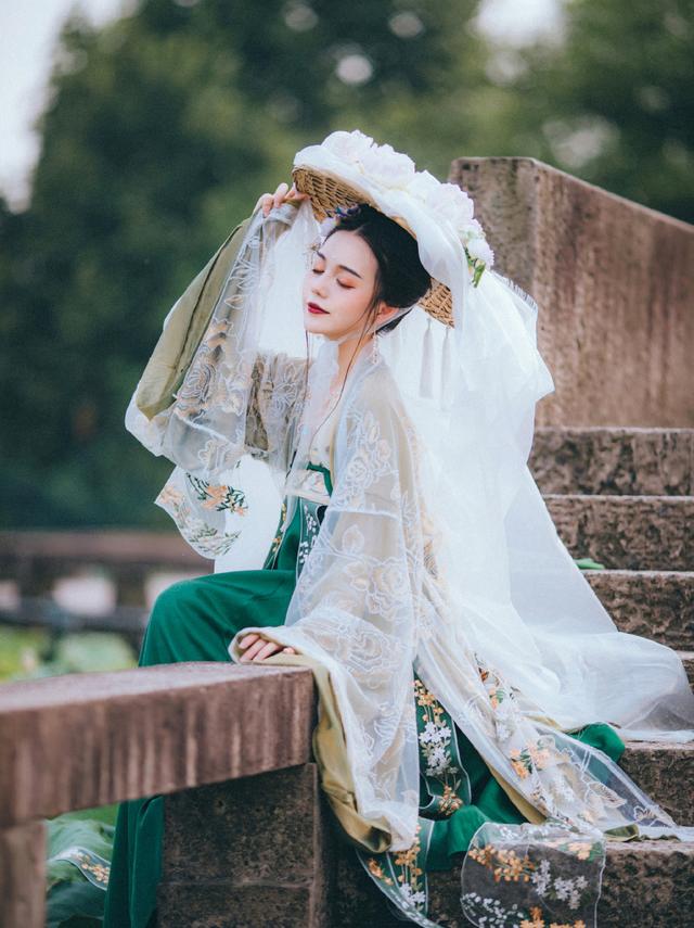 传统中式女装搭配什么帽子,中式连衣裙配什么帽子(1)