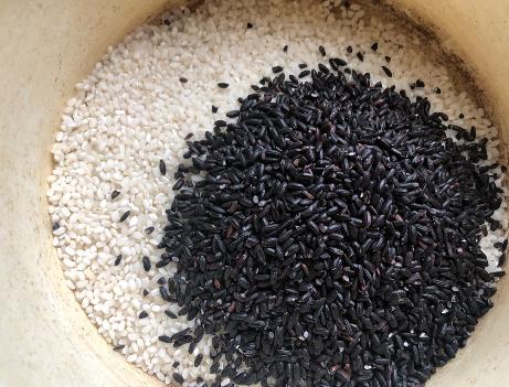 黑米和大米一起蒸米饭的做法,黑米白米一起蒸的做法(3)