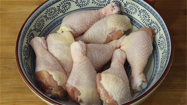 不裹粉直接炸鸡腿,鸡腿先煮后炸的做法(1)