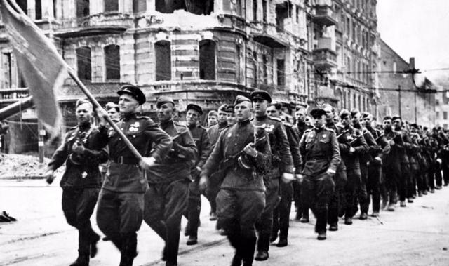 苏联为啥急迫的要打柏林,苏军占领德国后的报复(3)