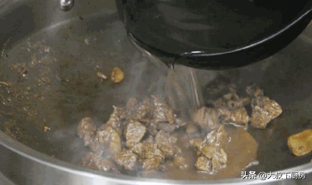 土豆烧牛肉的牛肉选牛腩还是牛腱,牛肉土豆牛腩最正宗的做法(4)