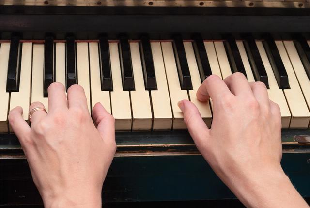 电子琴右手万能指法,电子琴左手的指法图解(1)