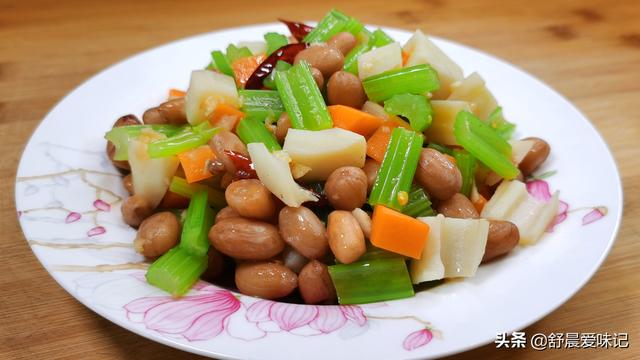 凉拌芹菜胡萝卜花生米咸菜怎么做,花生芹菜胡萝卜咸菜做法(1)