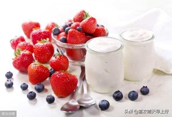 晚上喝酸奶的正确方法,喝酸奶的最佳时间是晚上还是早上(1)