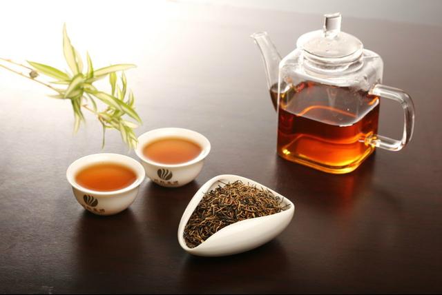 长期喝红茶对血压有什么影响,喝红茶对血压高人有什么利与害(1)