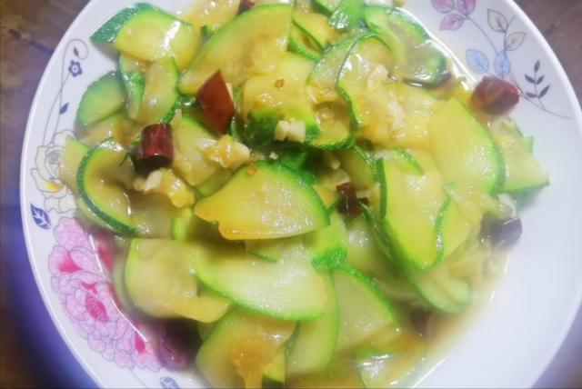 嫩南瓜片和面粉怎么炒好吃,炒嫩南瓜片最好吃的做法(1)